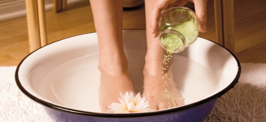 Baño coa adición de remedios populares eficaces contra o fungo das unhas dos pés